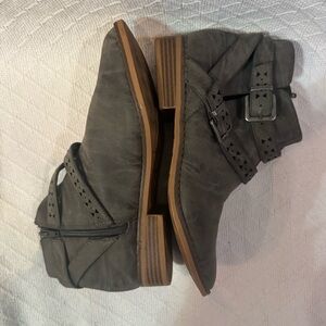 Stylish Gray Ankle Boots By Rocket Dog Women’s Size 9